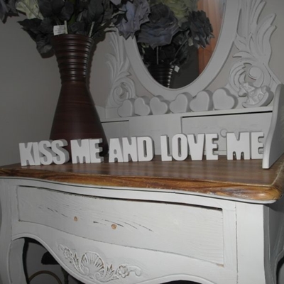 Zdjęcie KISS ME AND LOVE ME napis Ceramiczny Biały