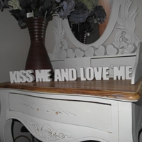 KISS ME AND LOVE ME napis Ceramiczny Biały